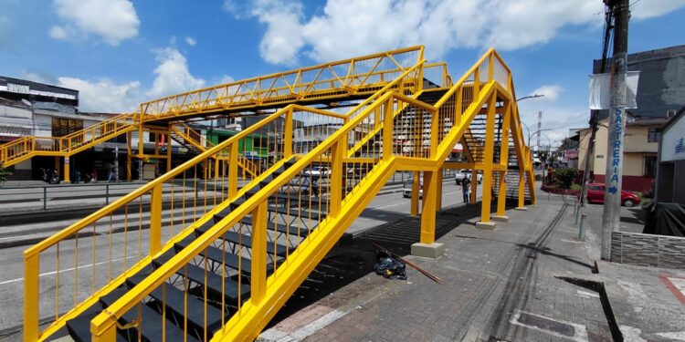 PEREIRA CONTINÚA RENOVANDO SUS PUENTES PEATONALES
