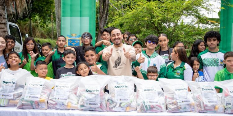 Gobernador entregó kits nutricionales a deportistas de los Polos del Desarrollo