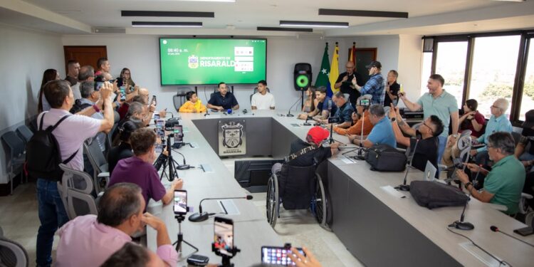 Gobernador de Risaralda condecoró al futbolista Juan Camilo ‘El Cucho’ Hernández con la Orden al Mérito Ciudadano