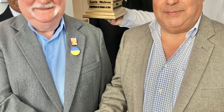El exilio como trinchera: el lastre de la patria y la lucidez del que se niega a olvidar