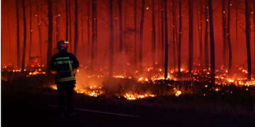Los incendios forestales en Francia obligaron a más de 10.000 personas a evacuar el suroeste del país mientras el fuego se propaga