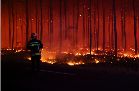 Los incendios forestales en Francia obligaron a más de 10.000 personas a evacuar el suroeste del país mientras el fuego se propaga