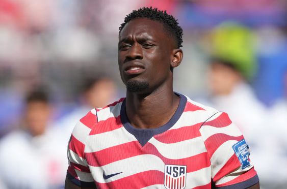 “Cruzó una línea roja”: duro comunicado de la UEFA tras la habilitación al goleador de Estados Unidos que había sido expulsado