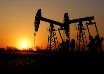 Los precios del petróleo se encaminan a una ganancia semanal del 5% mientras persisten los riesgos de suministro en Medio Oriente
