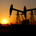 Los precios del petróleo se encaminan a una ganancia semanal del 5% mientras persisten los riesgos de suministro en Medio Oriente