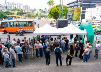 Más de 3.000 usuarios ya cuentan con la nueva Megatarjeta en el primer día de la jornada de cambio
