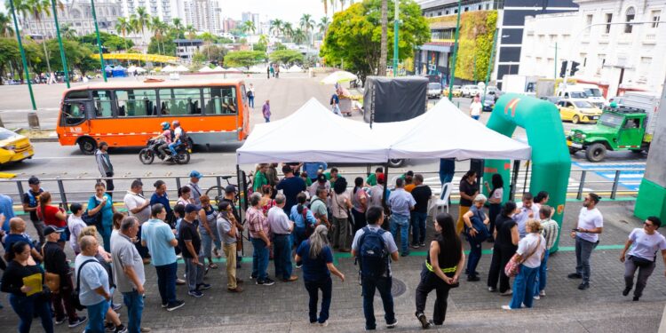 Más de 3.000 usuarios ya cuentan con la nueva Megatarjeta en el primer día de la jornada de cambio