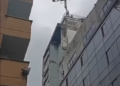 COLAPSA LA ANTENA DE MOVISTAR EN PLENO CENTRO DE PEREIRA TRAS CEDER POR LOS DAÑOS DEL TERREMOTO DEL 10 DE AGOSTO