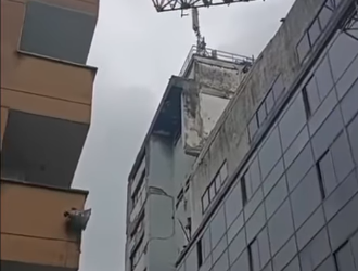 COLAPSA LA ANTENA DE MOVISTAR EN PLENO CENTRO DE PEREIRA TRAS CEDER POR LOS DAÑOS DEL TERREMOTO DEL 10 DE AGOSTO