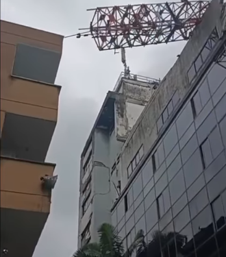 COLAPSA LA ANTENA DE MOVISTAR EN PLENO CENTRO DE PEREIRA TRAS CEDER POR LOS DAÑOS DEL TERREMOTO DEL 10 DE AGOSTO