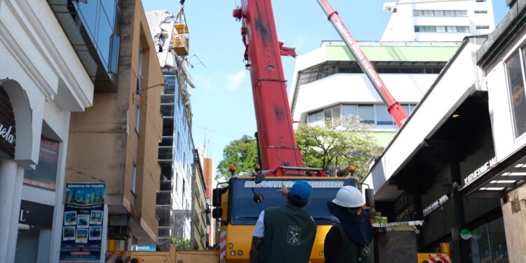 Gobernación de Risaralda acompañó el desmonte de antena de telecomunicaciones en el centro de Pereira