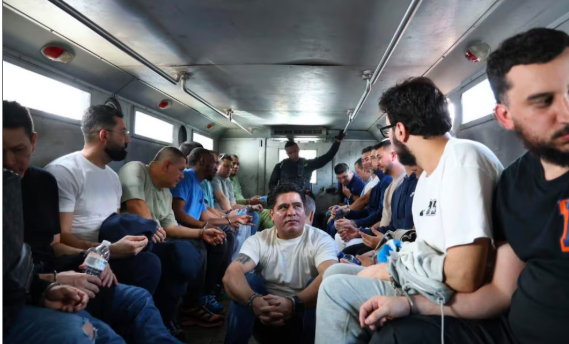 Imágenes del traslado de más de 117 presos de Itagüí durante la posesión de Abelardo de la Espriella