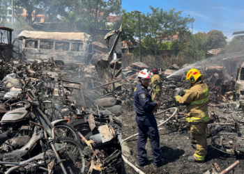 IRRESPONSABILIDAD QUE TERMINA EN EMERGENCIA: QUEMA PROHIBIDA PROVOCA INCENDIO EN PERLA DEL SUR