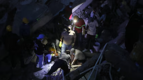 En imágenes: labores de rescate no se detienen, así fue la operación en la noche tras el terremoto de 7,4 en Colombia