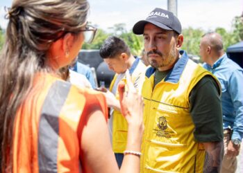 GOBERNADOR JUAN DIEGO PATIÑO ENVÍA 300 TEJAS Y MERCADOS PARA LA VIRGINIA