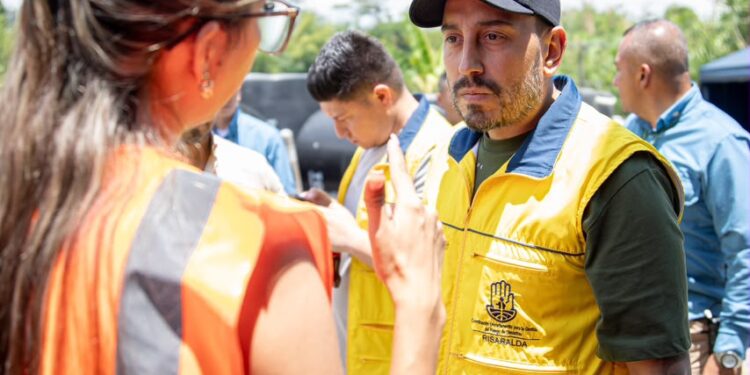 GOBERNADOR JUAN DIEGO PATIÑO ENVÍA 300 TEJAS Y MERCADOS PARA LA VIRGINIA
