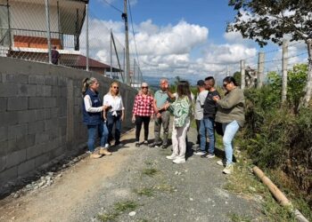 Gobernación de Risaralda y EDUR impulsan la movilidad rural con obras de placa huellas en Pérez Alto