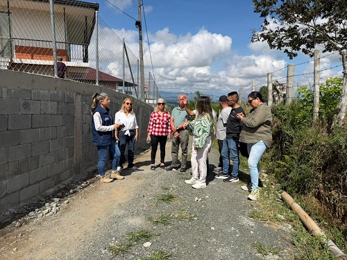 Gobernación de Risaralda y EDUR impulsan la movilidad rural con obras de placa huellas en Pérez Alto