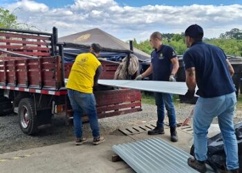 Gobernación de Risaralda entrega 2.400 tejas para atender familias afectadas por vendavales