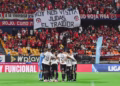 Juan Guillermo Cuadrado debutó con Millonarios y la hinchada del Independiente Medellín le envió un fuerte mensaje con un trapo en la tribuna del Atanasio Girardot: “Hoy nos visita Judas, el traidor”