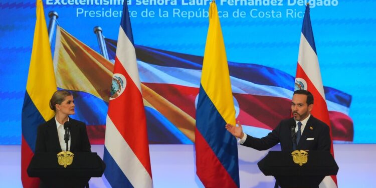 Presidenta de Costa Rica le respondió a Abelardo de la Espriella sobre redes criminales expulsadas de Colombia: “No significa que vaya a recibir la basura que usted está limpiando”
