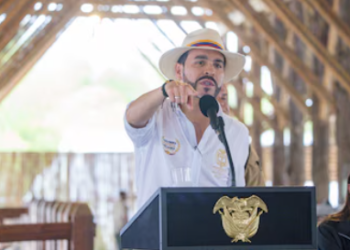 Abelardo de la Espriella confirmó que cada mes donará su sueldo a causas sociales, tras entregar el primero a dos ancianatos de Quindío