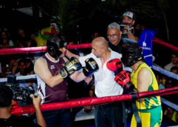 Alcalde y gobernador en Colombia dejaron las oficinas y se agarraron a golpes: así fue el encuentro en un ring de boxeo