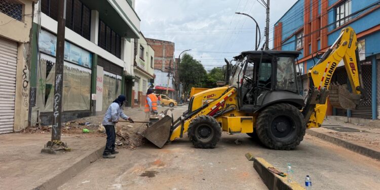 AVANZA LA RECOLECCIÓN DE ESCOMBROS EN EL CENTRO DE PEREIRA: LIBERAN TRAMO DE LA CARRERA OCTAVA