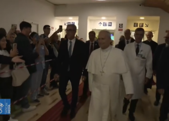 Tras superar cirugía de cáncer, el papa León XIV recibe el alta y regresa al Vaticano