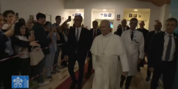 Tras superar cirugía de cáncer, el papa León XIV recibe el alta y regresa al Vaticano