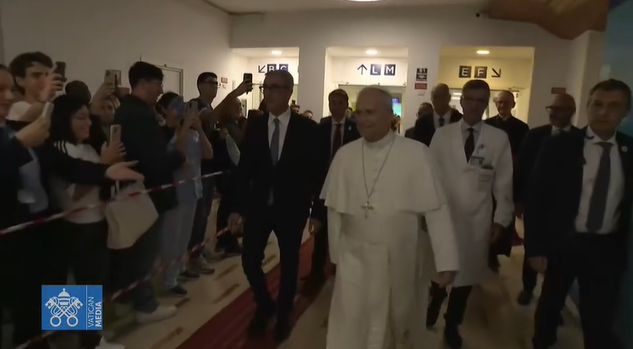 Tras superar cirugía de cáncer, el papa León XIV recibe el alta y regresa al Vaticano