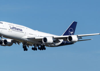 Pánico en vuelo Bogotá-Frankfurt: Pasajero intentó abrir las puertas del avión en pleno viaje