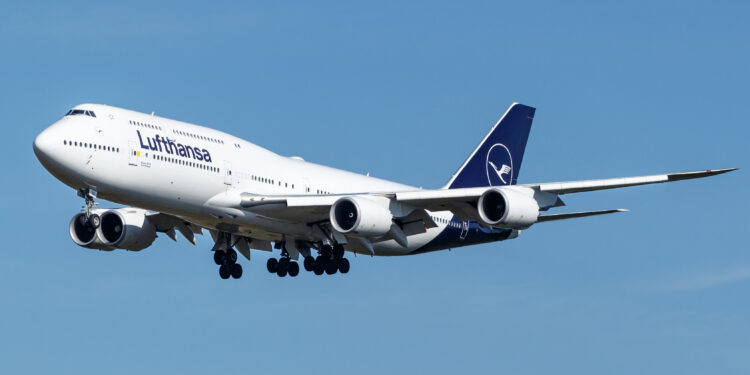 Pánico en vuelo Bogotá-Frankfurt: Pasajero intentó abrir las puertas del avión en pleno viaje
