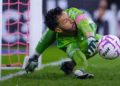 EN MEDIO DE CRÍTICAS EN COLOMBIA, CAMILO VARGAS SE CONSAGRA HÉROE EN EL CLÁSICO MEXICANO