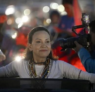 REGRESO HISTÓRICO: MARÍA CORINA MACHADO RETORNA A VENEZUELA Y ENCABEZA MULTITUDINARIA CARAVANA EN CARACAS